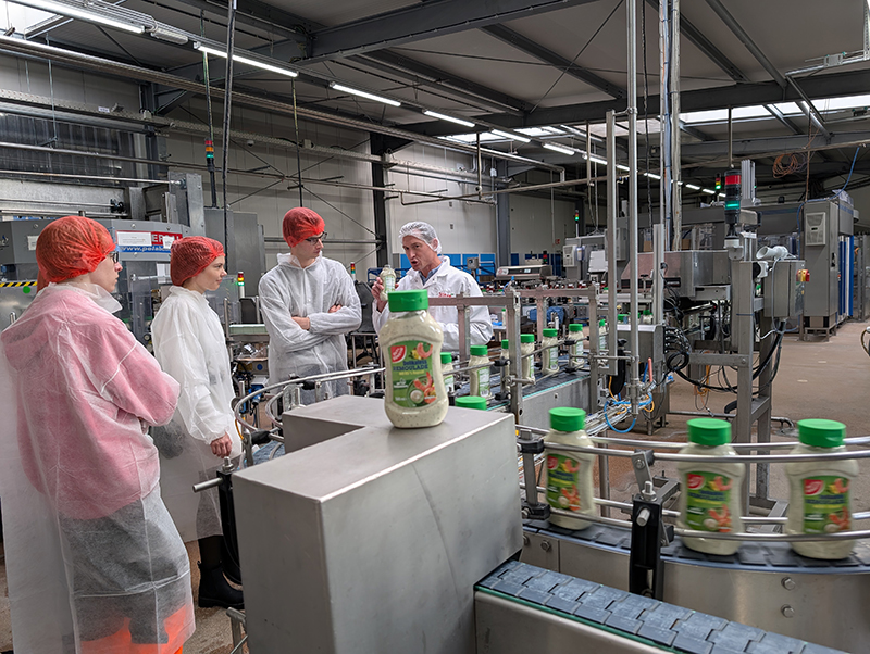 Schüler in Produktionshalle